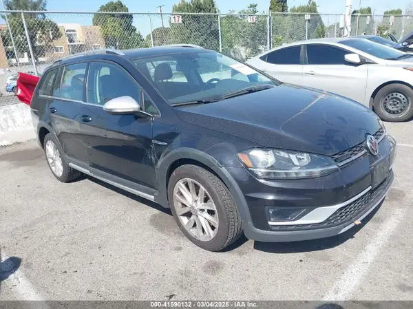 3VWH17AU4JM750975 2018 VOLKSWAGEN GOLF - Image 1