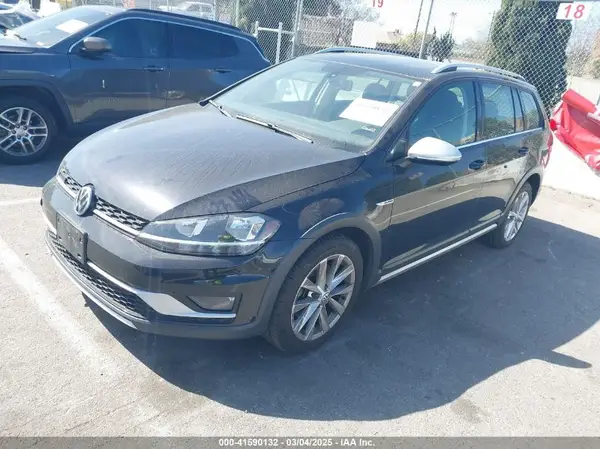 3VWH17AU4JM750975 2018 VOLKSWAGEN GOLF - Image 2