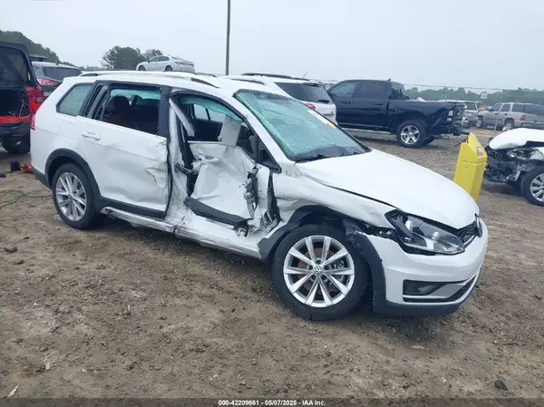 3VWH17AU5HM540511 2017 VOLKSWAGEN GOLF - Image 1