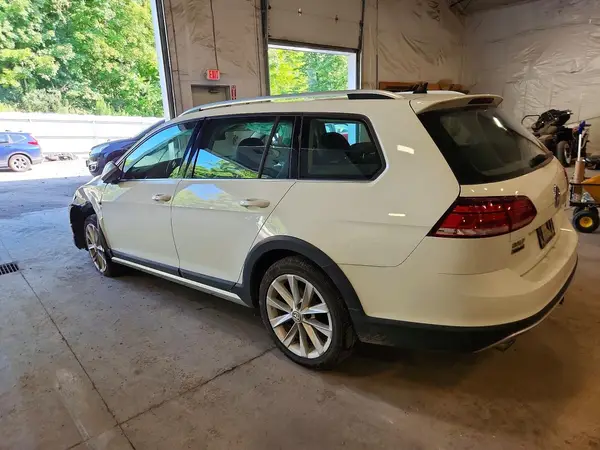 3VWH17AU5JM764058 2018 VOLKSWAGEN GOLF - Image 2