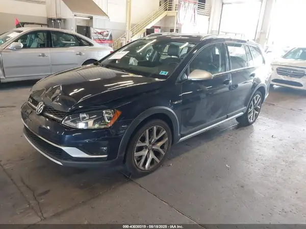 3VWH17AU6HM508747 2017 VOLKSWAGEN GOLF - Image 2