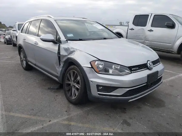 3VWH17AU6HM513429 2017 VOLKSWAGEN GOLF - Image 1