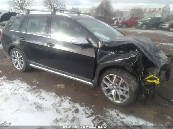 3VWH17AU6JM750685 2018 VOLKSWAGEN GOLF - Image 1