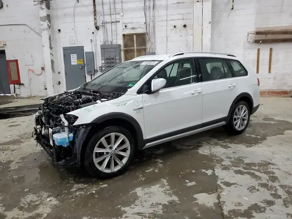 3VWH17AU7HM516680 2017 VOLKSWAGEN GOLF - Image 1