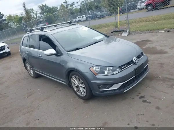 3VWH17AU7HM516923 2017 VOLKSWAGEN GOLF - Image 1