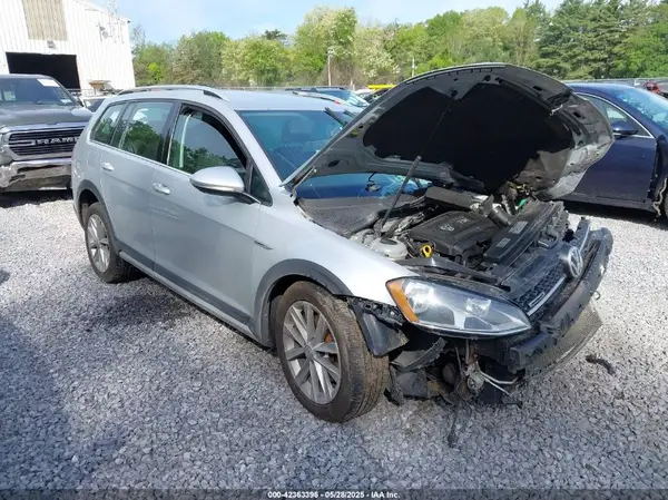 3VWH17AU7HM528490 2017 VOLKSWAGEN GOLF - Image 1