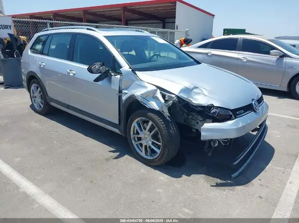 3VWH17AU7HM530336 2017 VOLKSWAGEN GOLF - Image 1