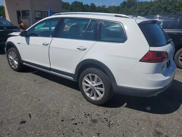 3VWH17AU7HM536590 2017 VOLKSWAGEN GOLF - Image 2