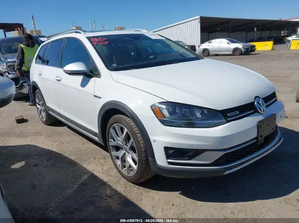 3VWH17AU7HM538176 2017 VOLKSWAGEN GOLF - Image 1