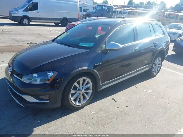 3VWH17AU8HM506465 2017 VOLKSWAGEN GOLF - Image 2
