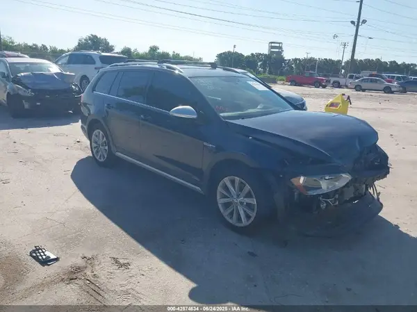 3VWH17AU8HM511214 2017 VOLKSWAGEN GOLF - Image 1