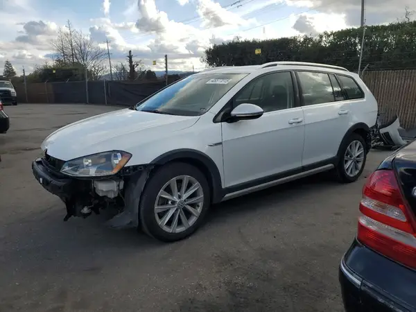 3VWH17AU8HM515604 2017 VOLKSWAGEN GOLF - Image 1