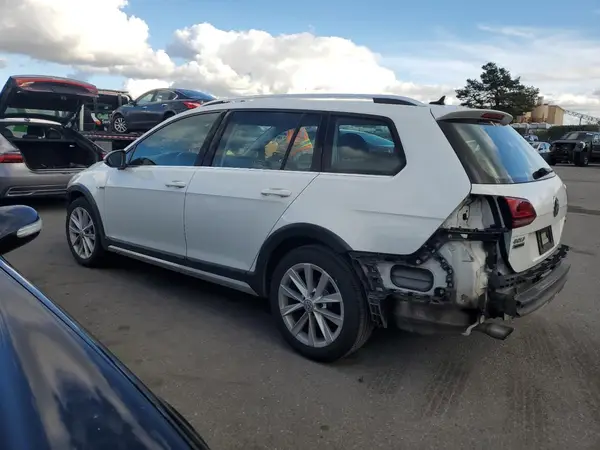 3VWH17AU8HM515604 2017 VOLKSWAGEN GOLF - Image 2