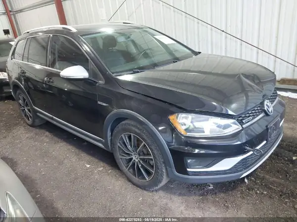 3VWH17AU8HM516137 2017 VOLKSWAGEN GOLF - Image 1