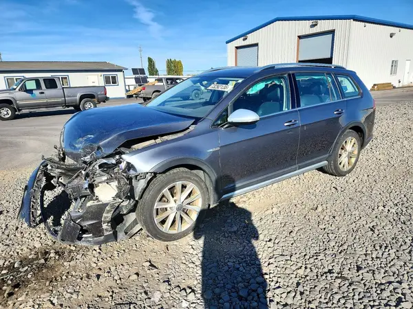 3VWH17AU8HM516753 2017 VOLKSWAGEN GOLF - Image 1