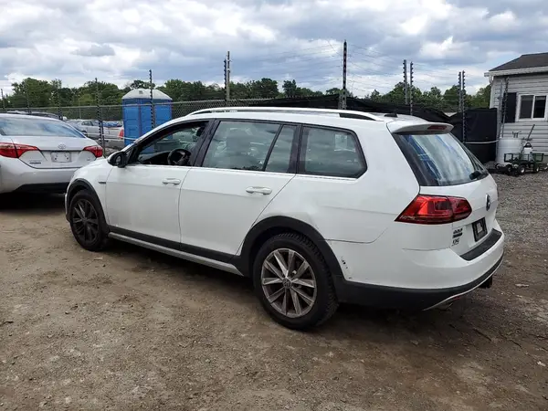 3VWH17AU8HM518387 2017 VOLKSWAGEN GOLF - Image 2