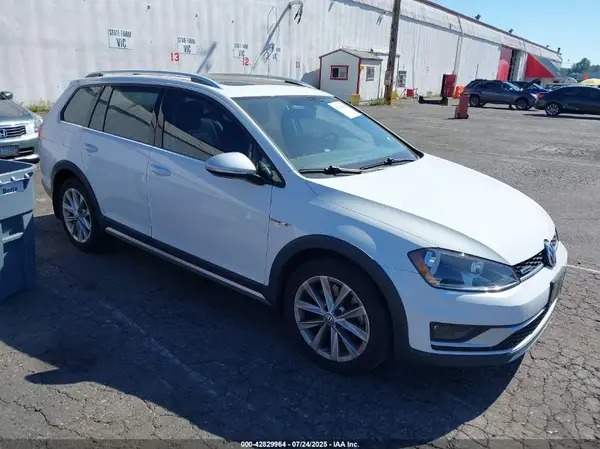 3VWH17AU8HM519264 2017 VOLKSWAGEN GOLF - Image 1