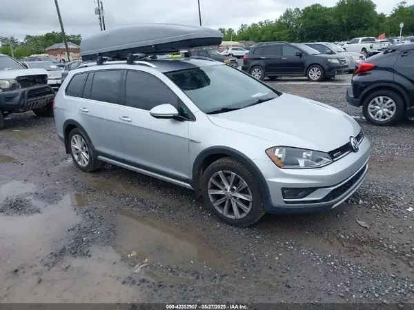 3VWH17AU8HM523184 2017 VOLKSWAGEN GOLF - Image 1