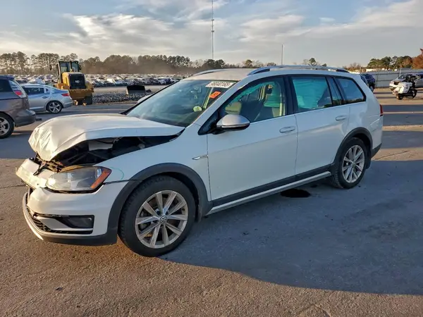 3VWH17AU8HM524268 2017 VOLKSWAGEN GOLF - Image 1