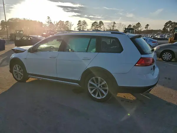 3VWH17AU8HM524268 2017 VOLKSWAGEN GOLF - Image 2