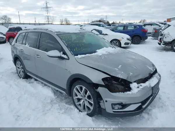 3VWH17AU8HM524786 2017 VOLKSWAGEN GOLF - Image 1