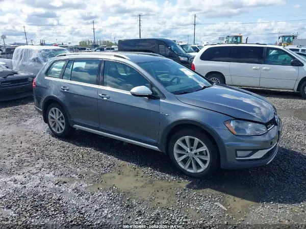 3VWH17AU8HM531138 2017 VOLKSWAGEN GOLF - Image 1