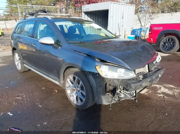 3VWH17AU8HM541331 2017 VOLKSWAGEN GOLF - Image 1