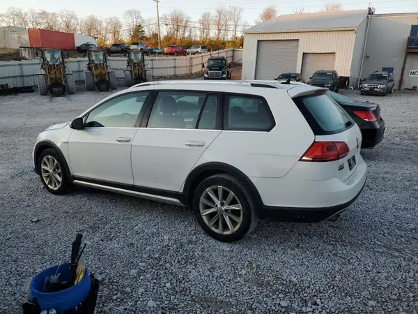 3VWH17AU8HM542866 2017 VOLKSWAGEN GOLF - Image 2