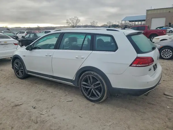 3VWH17AU8JM750090 2018 VOLKSWAGEN GOLF - Image 2