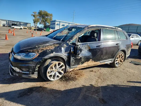 3VWH17AU8JM750722 2018 VOLKSWAGEN GOLF - Image 1
