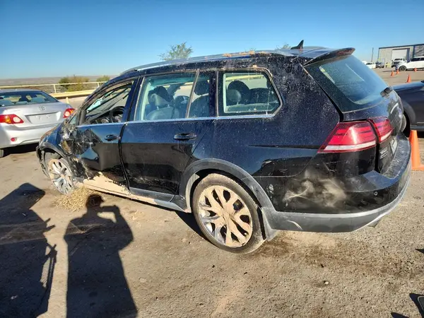 3VWH17AU8JM750722 2018 VOLKSWAGEN GOLF - Image 2