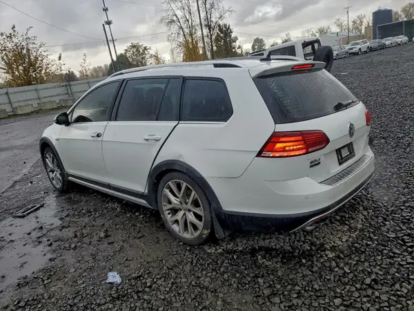 3VWH17AU8JM762255 2018 VOLKSWAGEN GOLF - Image 2