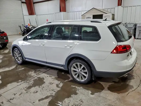 3VWH17AU9HM509049 2017 VOLKSWAGEN GOLF - Image 2