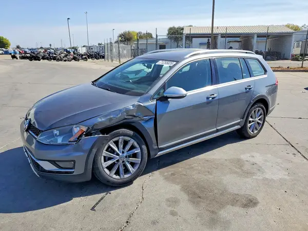 3VWH17AU9HM509679 2017 VOLKSWAGEN GOLF - Image 1