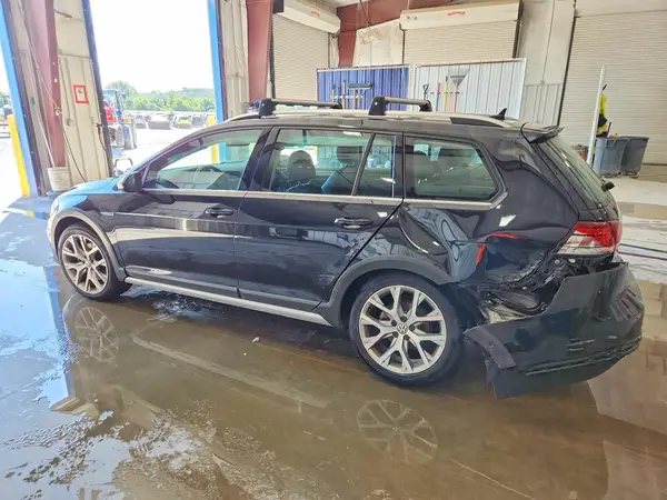 3VWH17AU9JM756237 2018 VOLKSWAGEN GOLF - Image 2