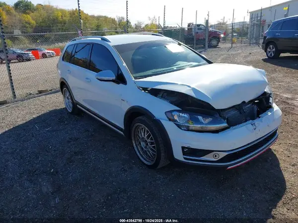 3VWH17AU9JM756870 2018 VOLKSWAGEN GOLF - Image 1