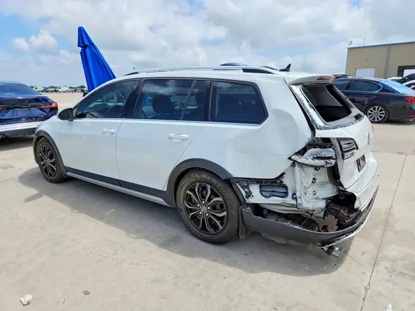 3VWH17AU9JM756996 2018 VOLKSWAGEN GOLF - Image 2