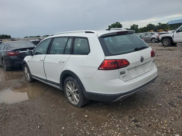 3VWH17AUXHM526815 2017 VOLKSWAGEN GOLF - Image 2
