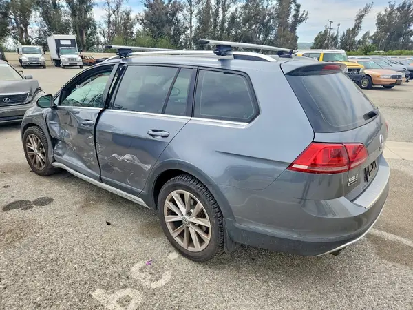 3VWM17AU0HM524215 2017 VOLKSWAGEN GOLF - Image 2