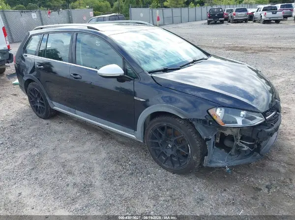 3VWM17AU8HM542087 2017 VOLKSWAGEN GOLF - Image 1