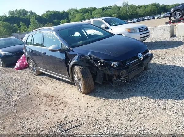 3VWM17AU8HM544809 2017 VOLKSWAGEN GOLF - Image 1