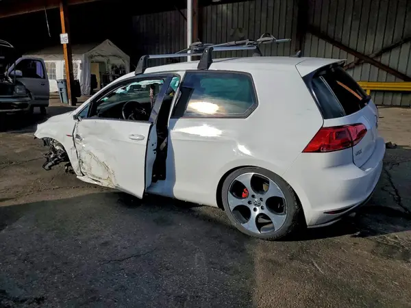 3VWYT7AU1GM052973 2016 VOLKSWAGEN GTI - Image 2