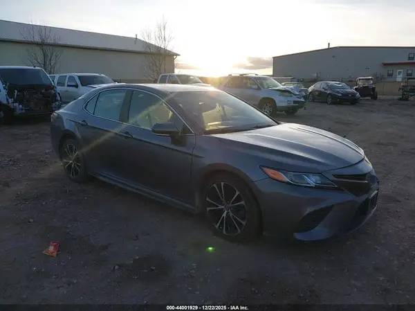 4T1B11HK0JU001883 2018 TOYOTA CAMRY - Image 1