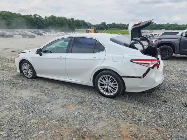 4T1B11HK0JU004282 2018 TOYOTA CAMRY - Image 2