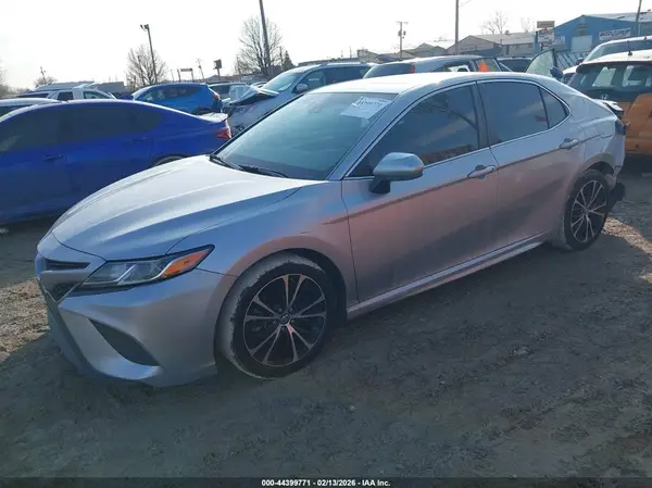 4T1B11HK0JU005965 2018 TOYOTA CAMRY - Image 2