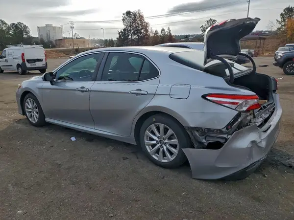 4T1B11HK0JU006212 2018 TOYOTA CAMRY - Image 2