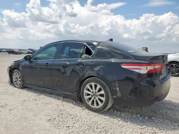 4T1B11HK0JU009000 2018 TOYOTA CAMRY - Image 2