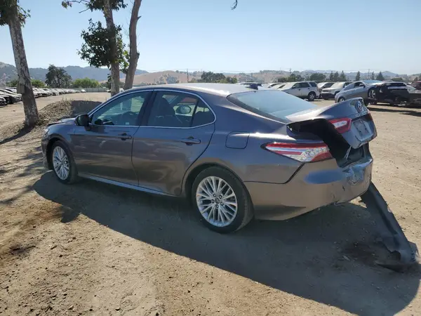 4T1B11HK0JU009272 2018 TOYOTA CAMRY - Image 2