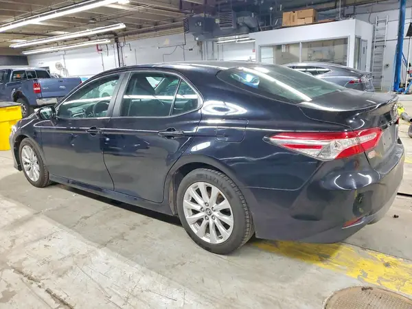 4T1B11HK0JU010518 2018 TOYOTA CAMRY - Image 2