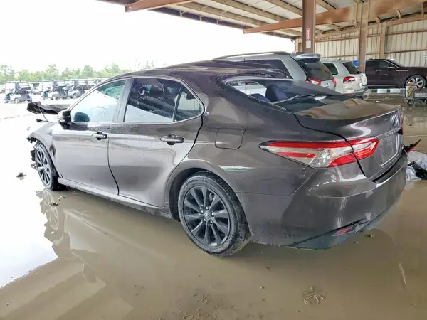 4T1B11HK0JU010700 2018 TOYOTA CAMRY - Image 2